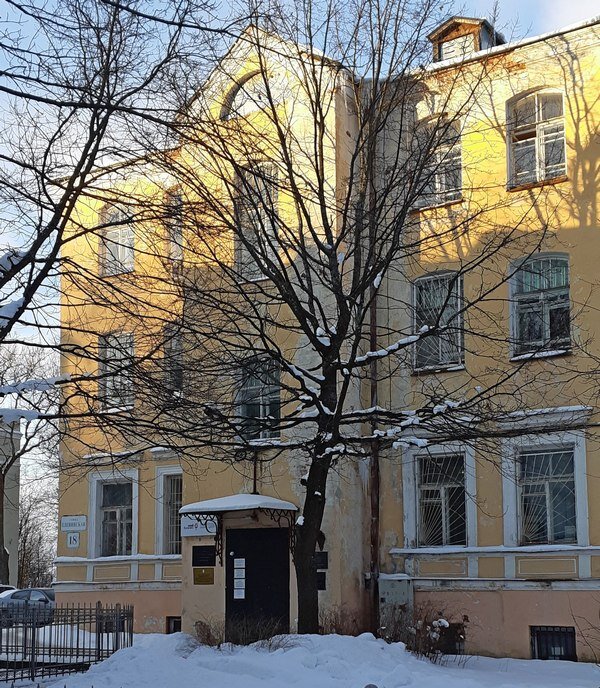 Доходный дом на горе /фото из личного архива/