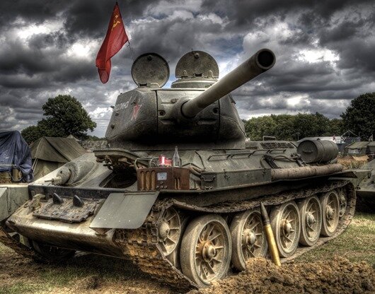 Бравому красавцу-фронтовику казалось, что впереди только счастливая жизнь, – заслуженные лавры Победителю, омытые благодарными слезами русских мадонн. Однако его женщины послевоенных лет, – их доступность и забота, – не торжество благодарения, но чёрная горечь вдовства и щемящая обреченность «невест».
