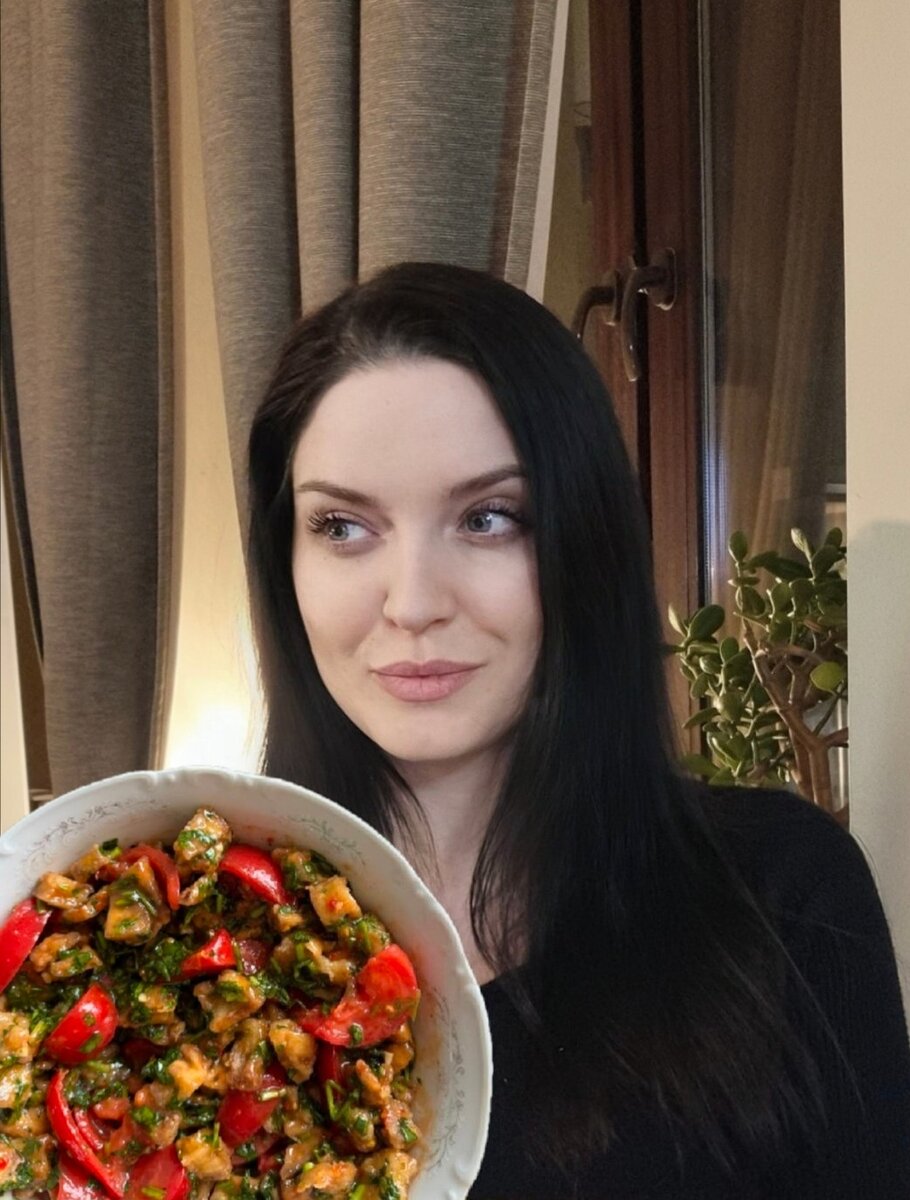 Девушка с баклажаном
