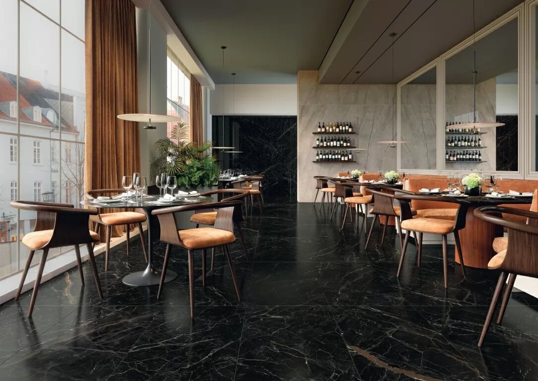 Керамогранит 60x120 в интерьере кафе из новой коллекции Atlas Concorde Forte dei Marmi Elegant Grey