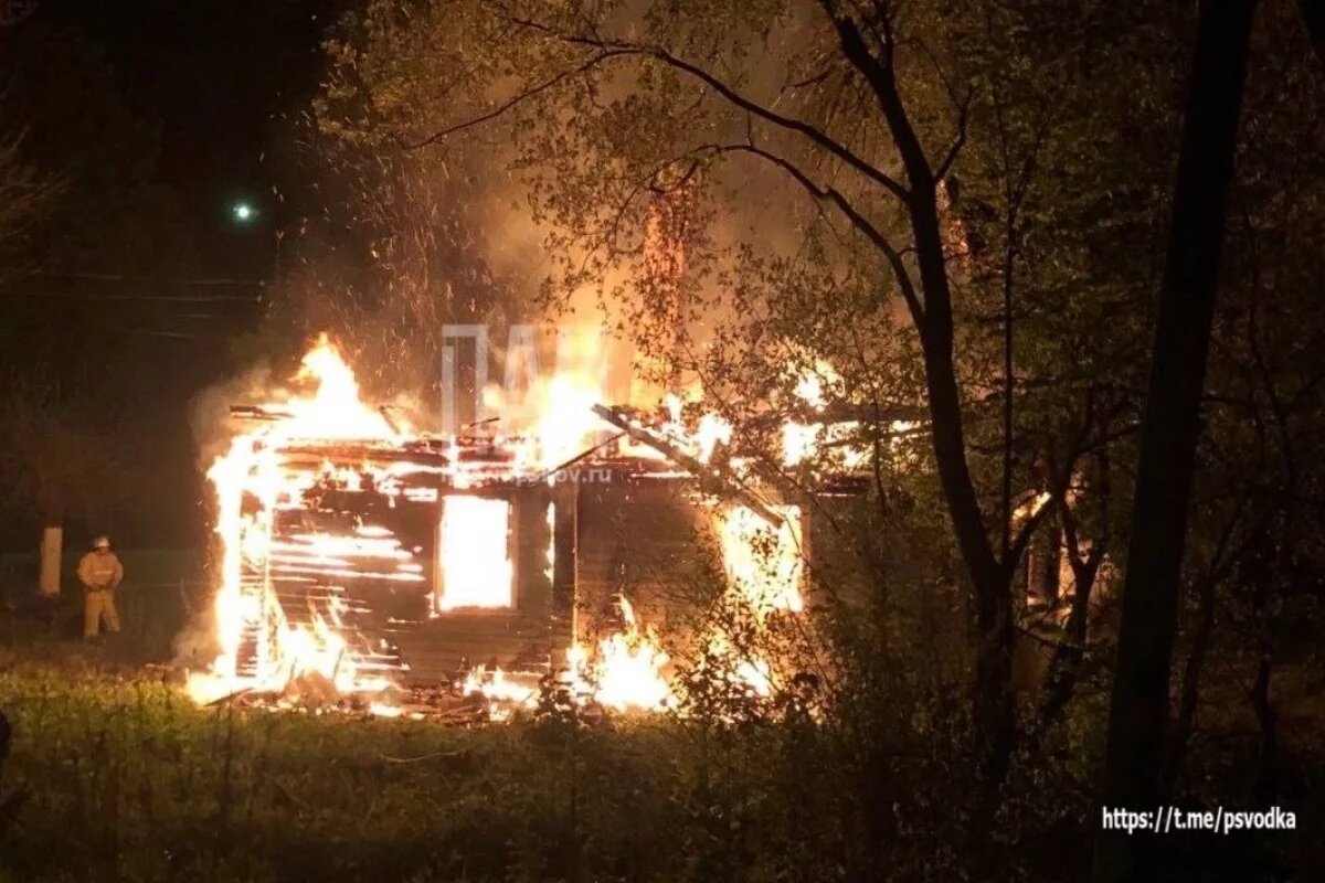    Двое мужчин погибли на пожарах в Псковской области за два дня