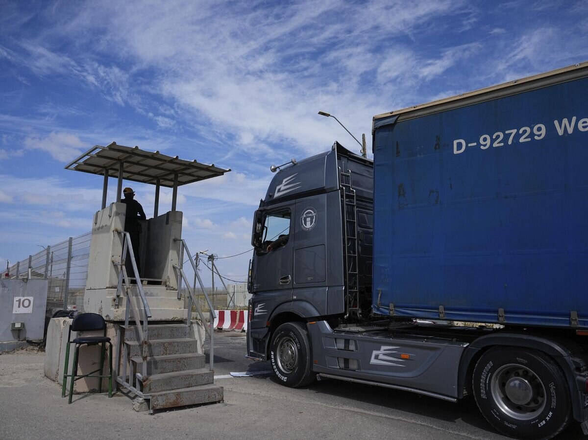    Грузовик с гуманитарным грузом на КПП Керем-Шалом на границе Израиля и сектора Газа© AP Photo / Ohad Zwigenberg