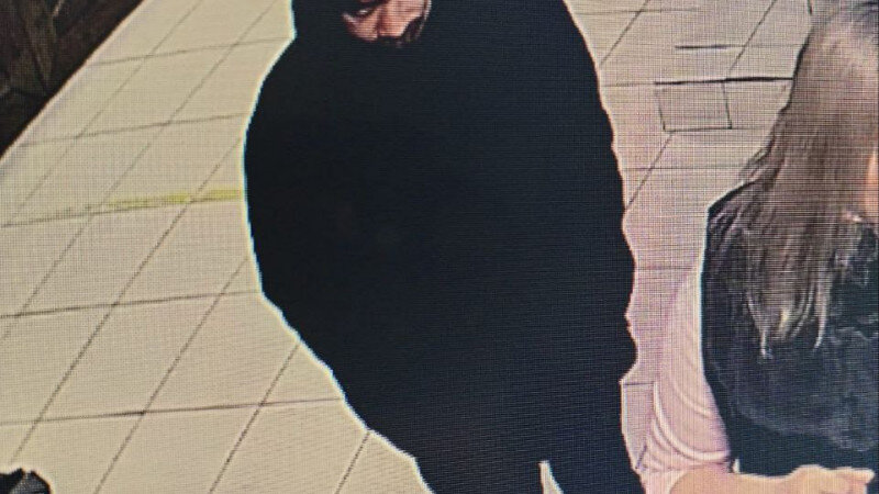     В Барнауле разыскивают мужчину, который потратил 15 тыс. рублей с чужой карты Инцидент Барнаул