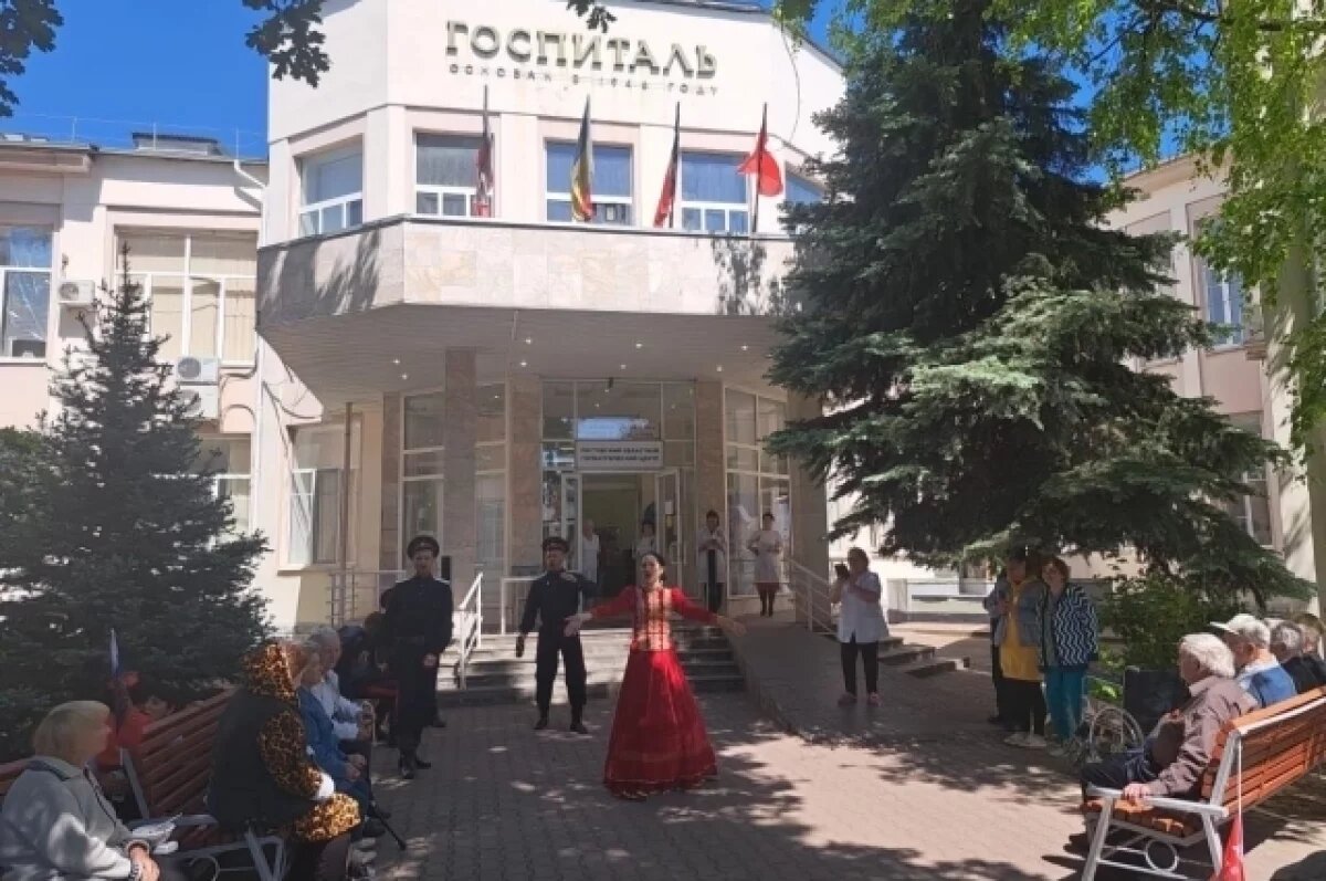    В донском госпитале поздравили с наступающим Днём Победы ветеранов ВОВ
