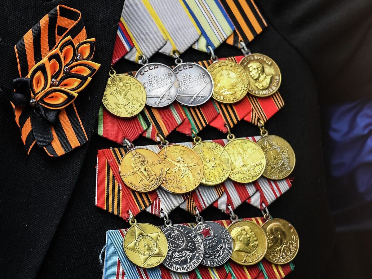    Медали на груди ветерана на военном параде в честь 76-й годовщины Победы в Великой Отечественной войне в Москве© РИА Новости / Владимир Астапкович
