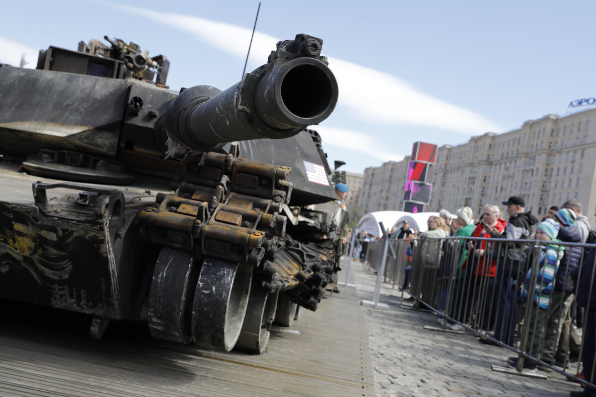 Подбитая военная техника НАТО на выставке в Москве. В Европе опасаются, что в случае чего новых вооружений может не хватить. Фото: Roman Naumov/Business Online