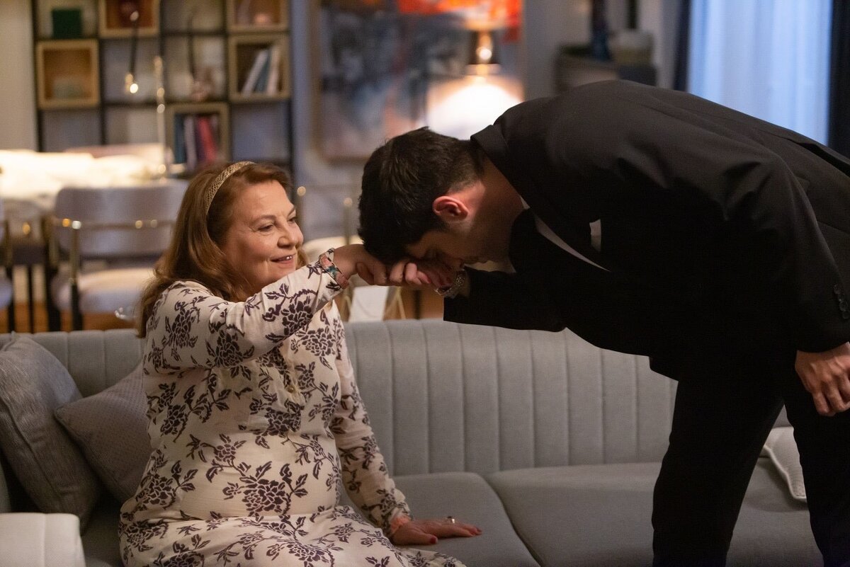 Алие Узунатаган (Сёнмез) и Догукан Гюнгёр (Фатих) в сериале "Клюквенный щербет" (источник: 2datyvyhoda.ru)