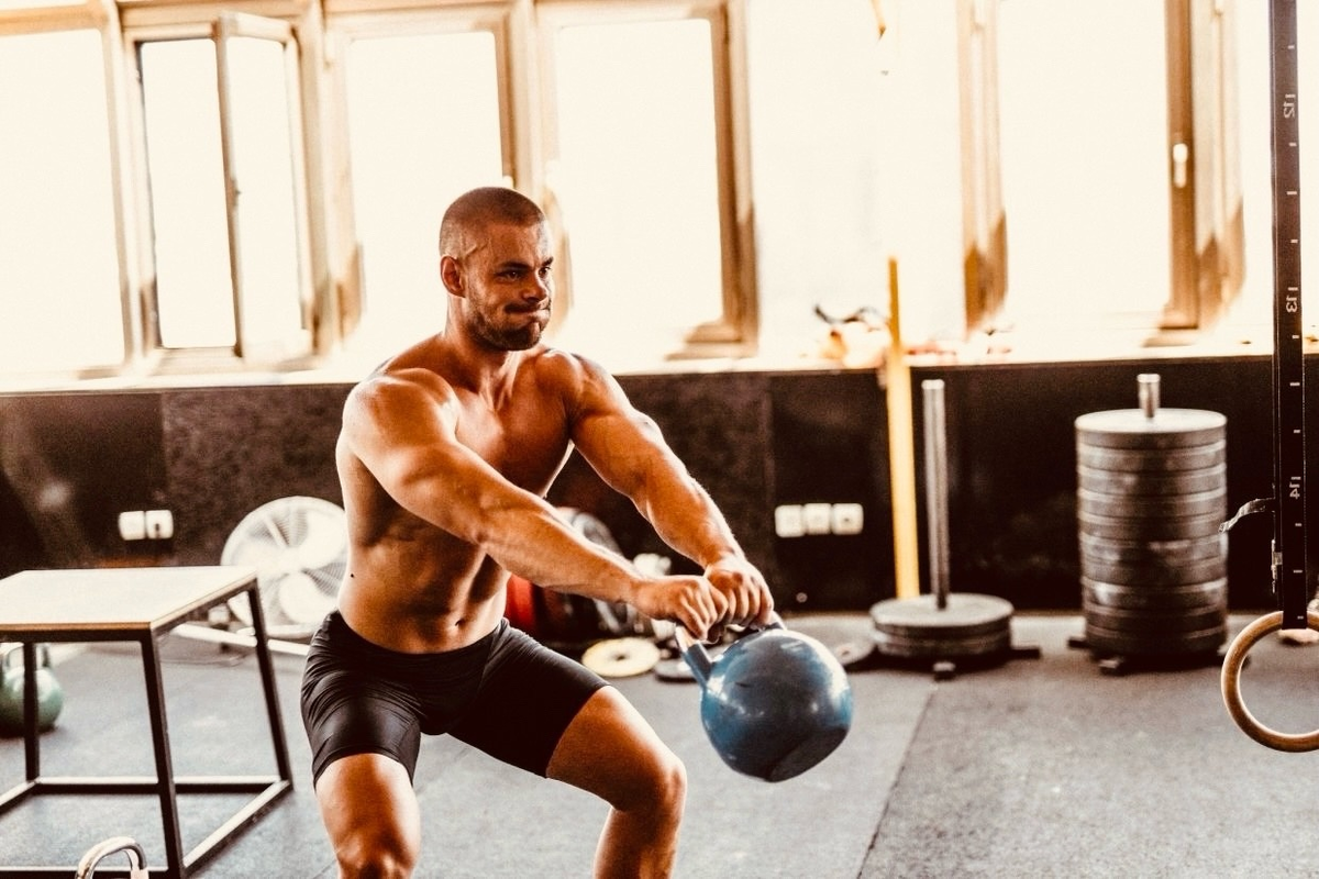 Выполнение Русских махов атлетом