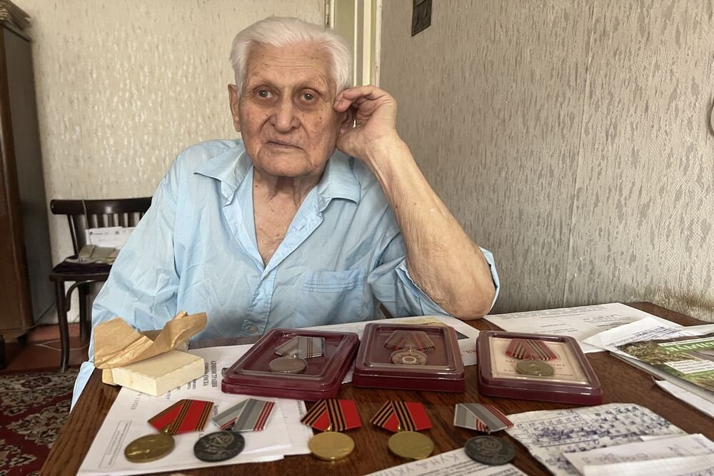 Василий Багринцев служил сапером, получил контузию, потому и проблемы со слухом / Наталья Граф/РГ