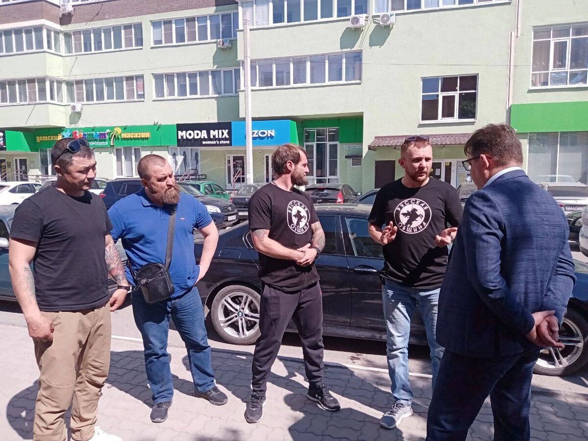 Представители "Русской общины" пришли к школе поговорить. 