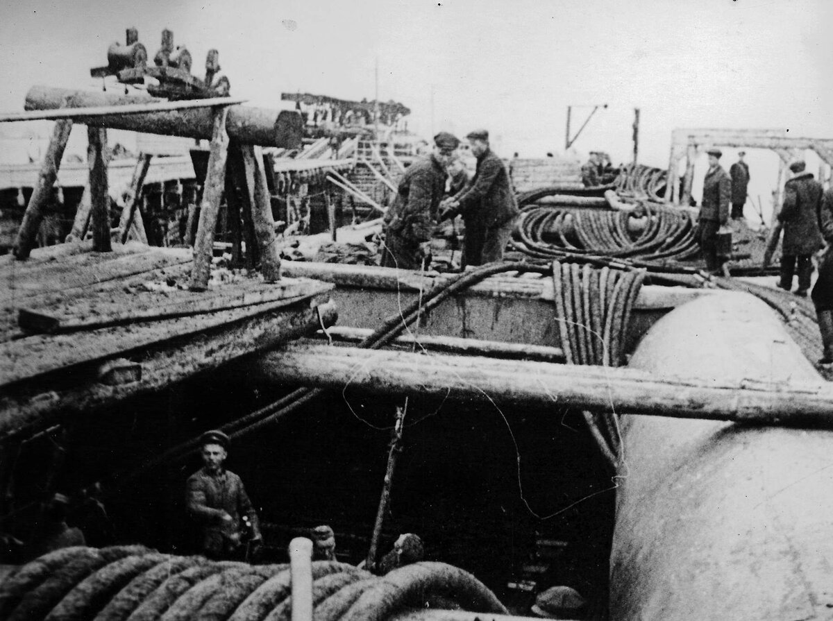 Укладка "Кабеля жизни" с барж - Фото elec.ru