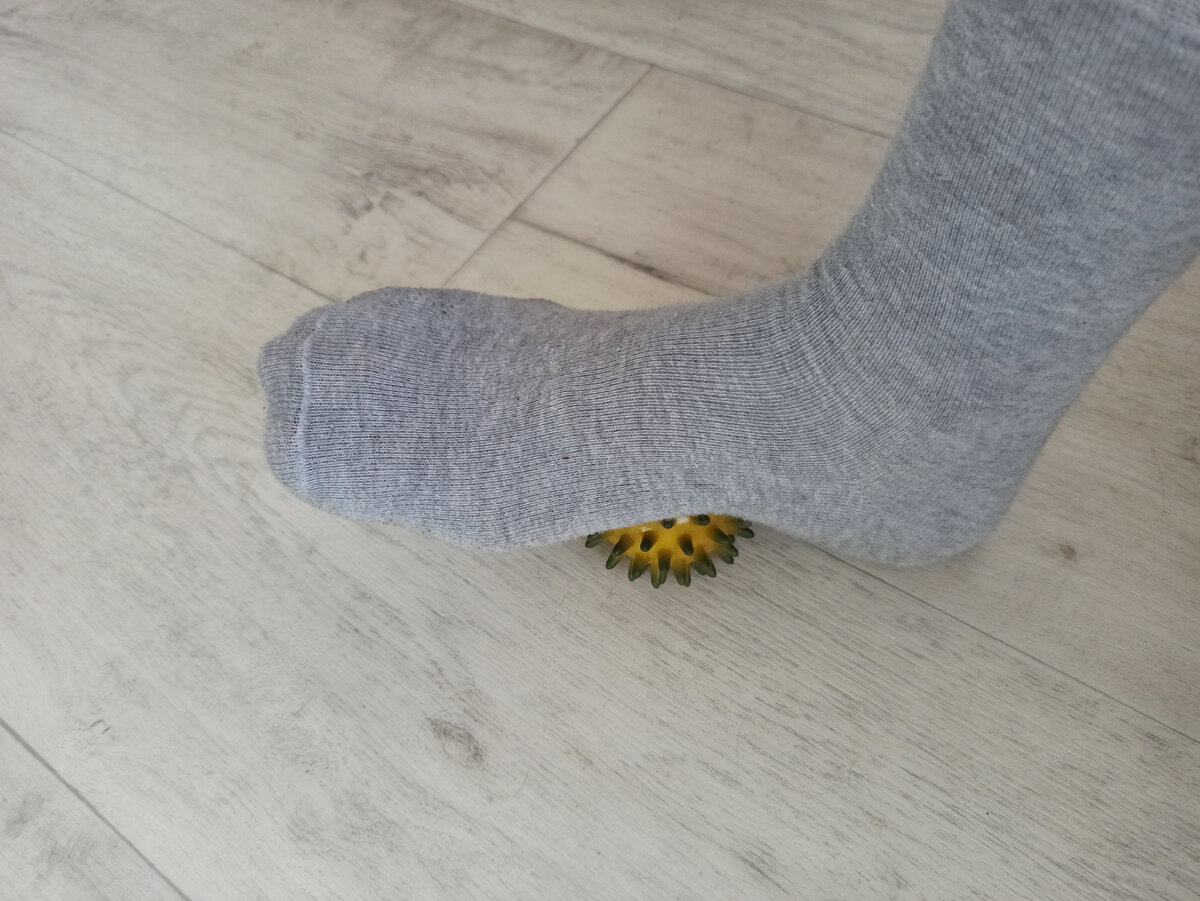 Вот она, моя нога. Да не простая, а с продольно-поперечным плоскостопием 🤦‍♀️ Оттого катаю мячик как очумелая 😅 