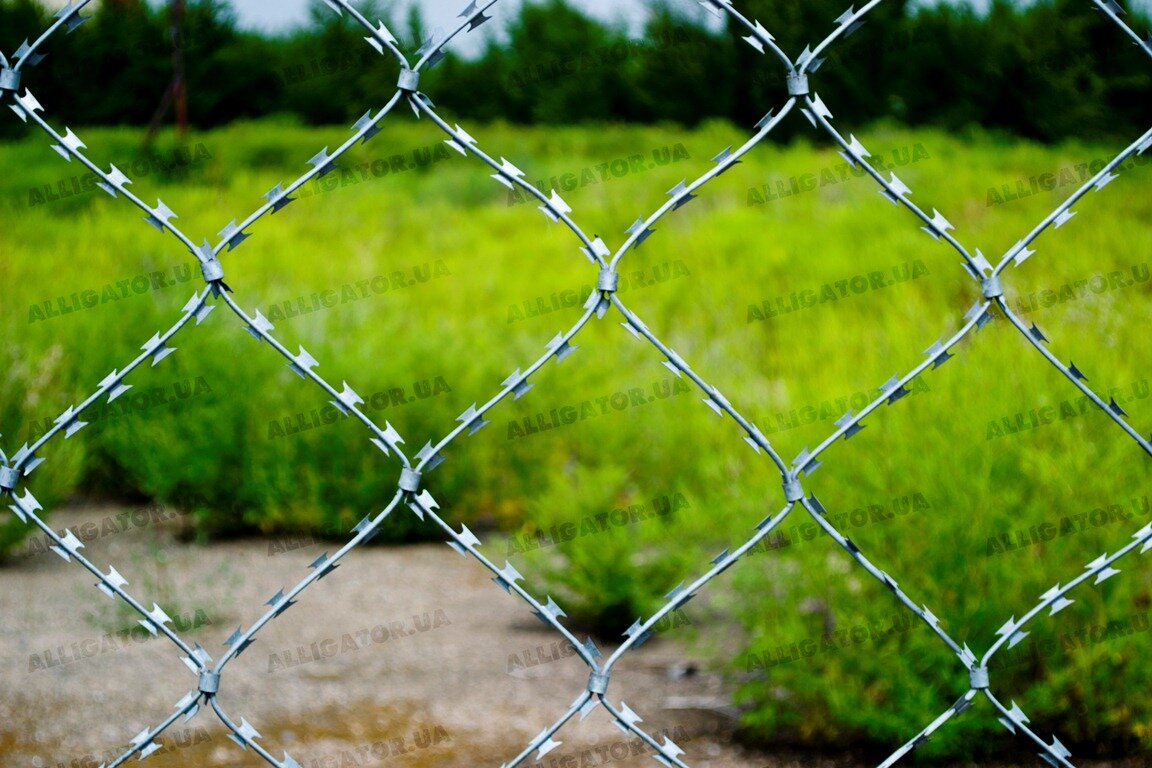Выдерживает большие нагрузки, сломать такой забор значительно сложнее, чем деревянный. Если поверх натянуть колючую проволоку, то это будет довольно серьезная преграда.