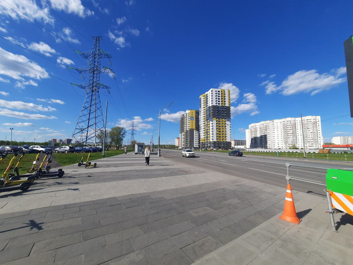 Первое, что видим после выхода из метро
