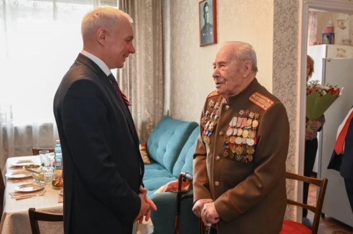    Александр Речицкий поздравил 103-летнего фронтовика Ивана Шпагина с Днём Победы.