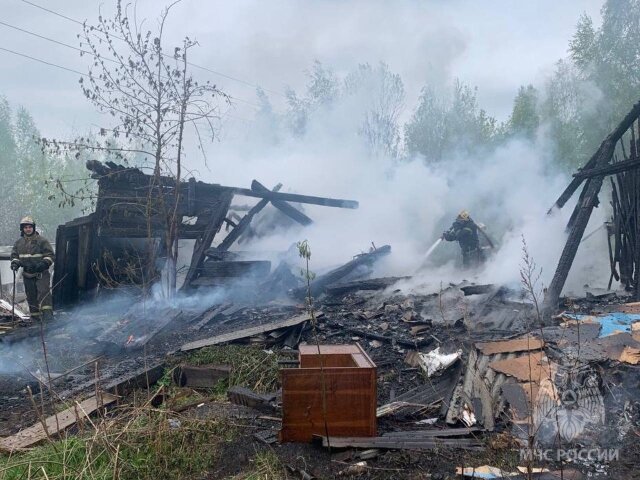    2 садовых домика и секционные сараи сгорели дотла в Бибирево и Иванове