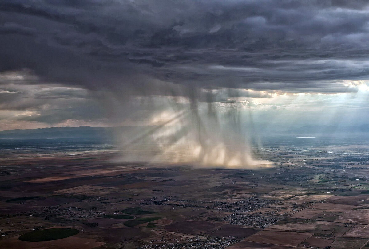 Сильный дождь с высоты в 3000 метров. Снимок с самолёта