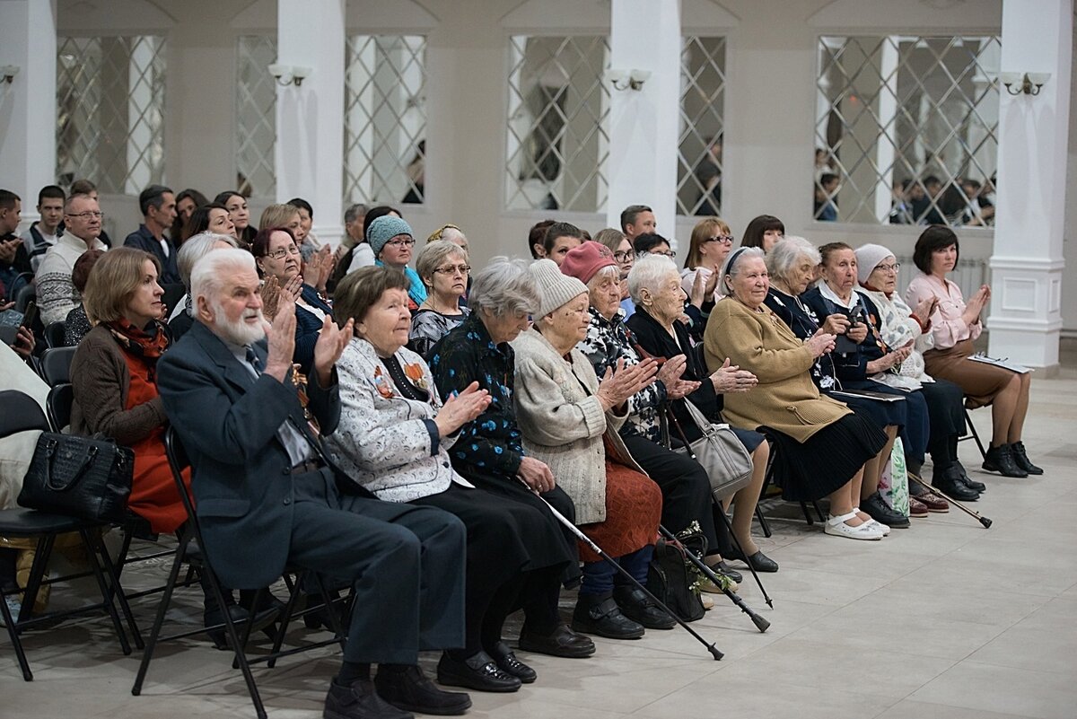 Главные герои праздника – труженики тыла – сидели в первом почетном ряду.