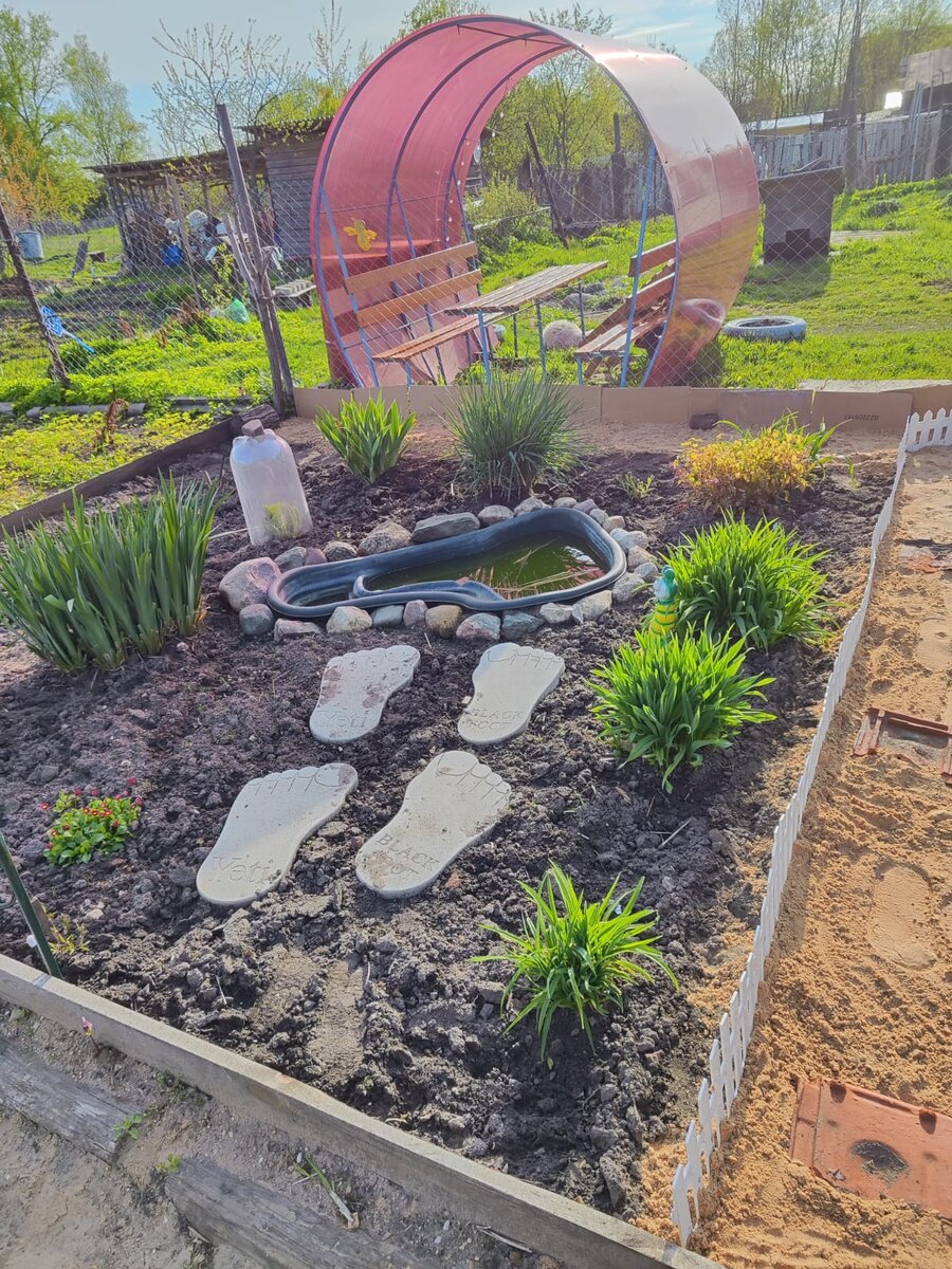 клумба у дома