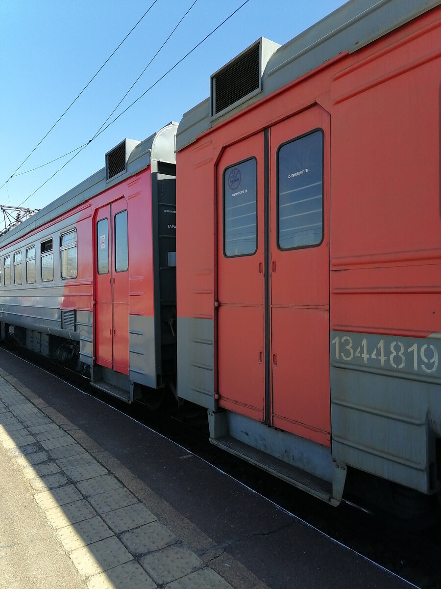 Такие вагоны скоро исчезнут - много новых, современных, комфортных. Но в тот день, о котором расскажу, мы ехали на "старой" электричке