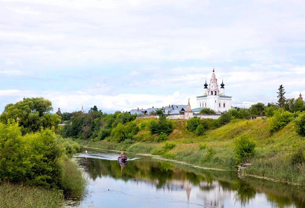 Расскажем, какие города входят в Золотое кольцо, как правильно передвигаться между ними, и сколько еще мест на карте России неофициально включают в легендарный исторический маршрут.-2