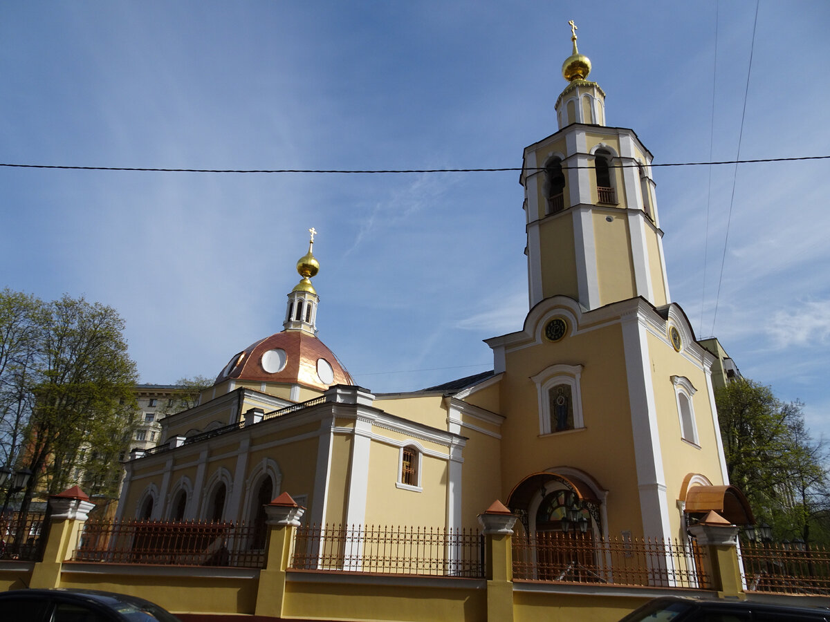 Церковь Всех Святых во Всехсвятском расположена прямо у южного вестибюля станции метро Сокол одноименного района Москвы.