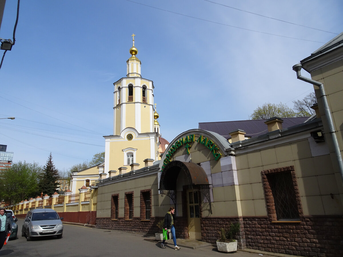 Церковь Всех Святых во Всехсвятском расположена прямо у южного вестибюля станции метро Сокол одноименного района Москвы.-2