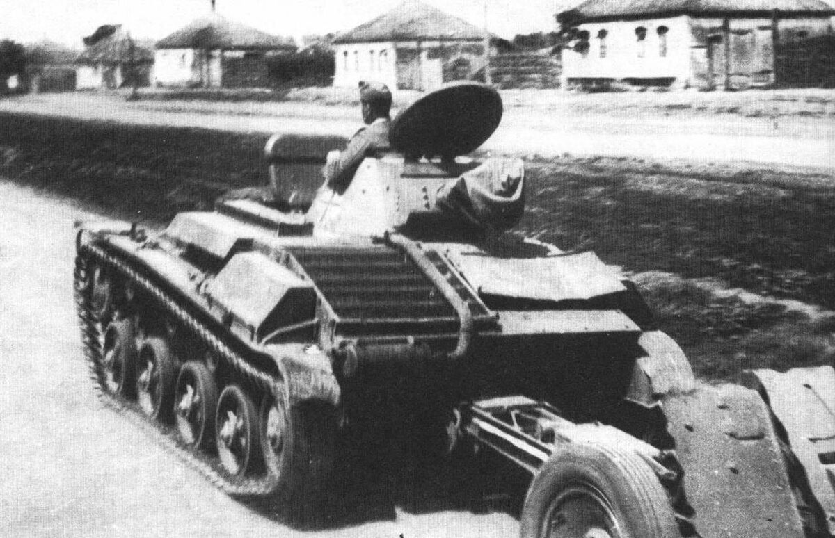 Танк Т-60 в роли буксира.