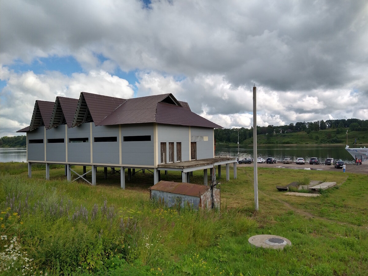 Чей-то заброшенный проект стал доминантой на набережной Тутаева