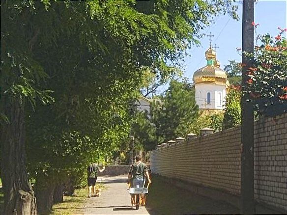 Идя в храм, мы берём с собой платок, чтобы покрыть им голову при входе в дом божий 