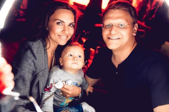  Надя ручка и Денис Боярко с сыном./Фото.only-girl.ru