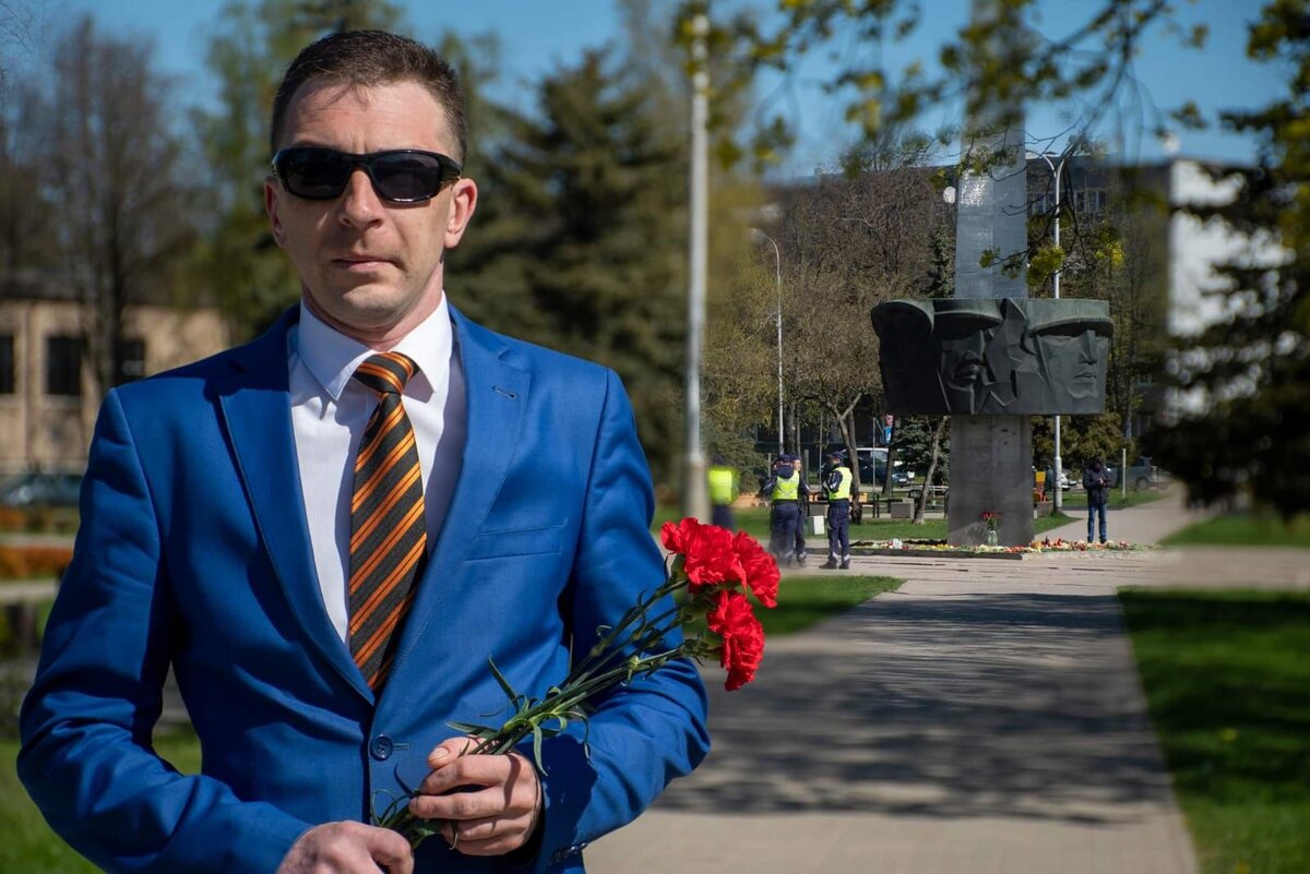 Юрий Зайцев на фоне памятника Сквера Славы, который подлежит сносу в 2022 году // фото из личного архива / Юрия Зайцева