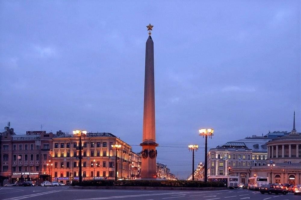 Обелиск городу-герою в Санкт-Петербурге.