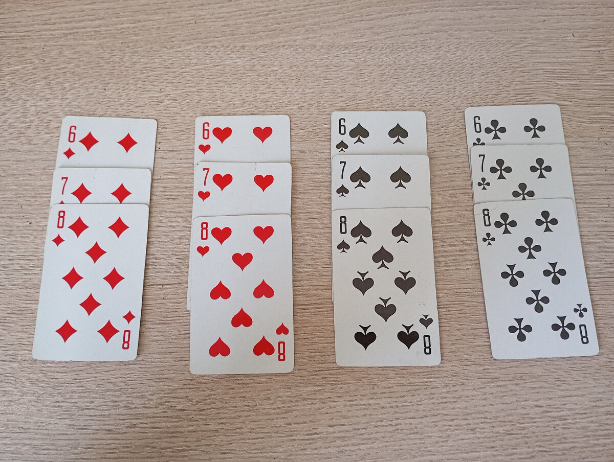 Все остальные карты мы тусуем и раздаём игрокам по 3 штуки.