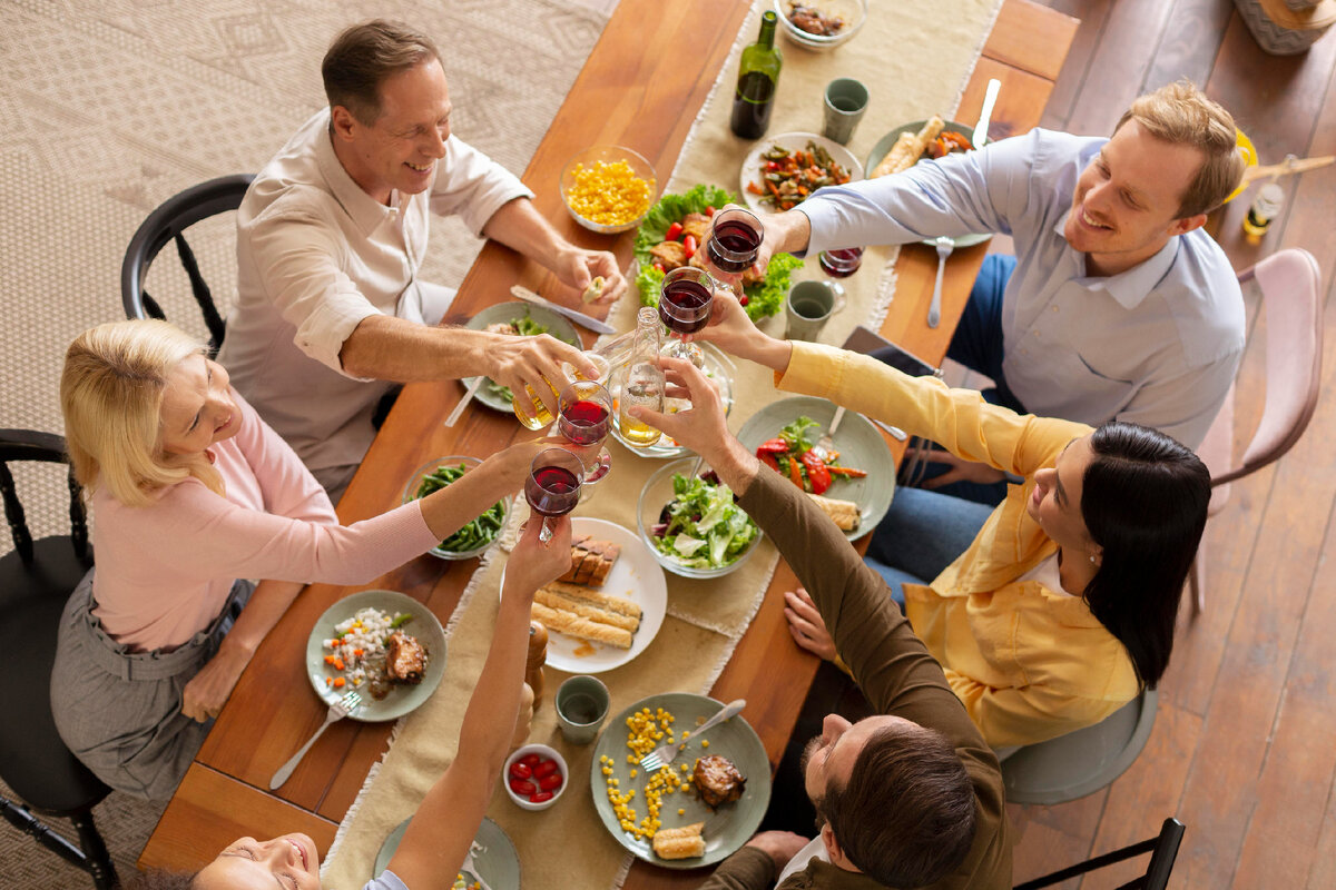 https://ru.freepik.com/free-photo/medium-shot-people-eating-together_19925116.htm