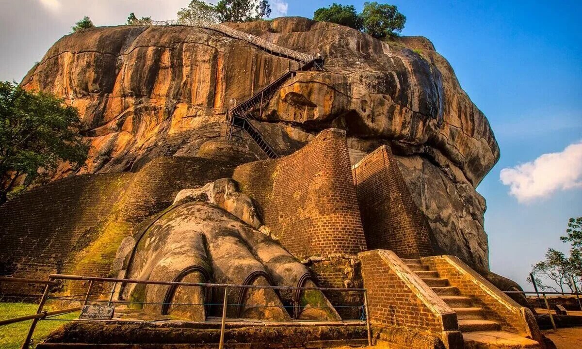 
Сигирия — впечатляющая археологическая находка. Эта 200-метровая скала была дворцом короля Кассапы I в V веке н. э. Взобравшись на вершину, можно полюбоваться видами на джунгли и древние руины. Стены украшены фресками, а внизу расположен водный сад.