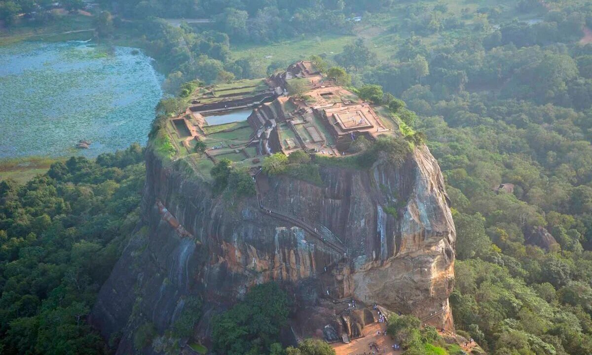 
Сигирия — впечатляющая археологическая находка. Эта 200-метровая скала была дворцом короля Кассапы I в V веке н. э. Взобравшись на вершину, можно полюбоваться видами на джунгли и древние руины. Стены украшены фресками, а внизу расположен водный сад.