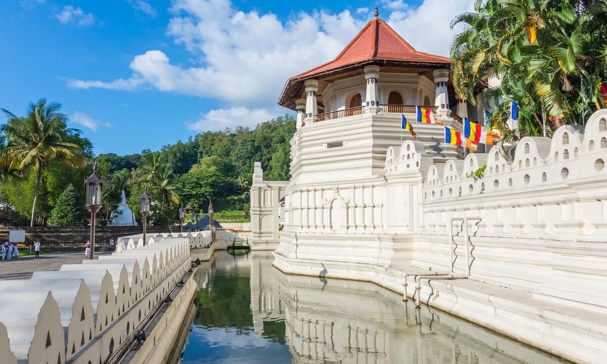 В городе Канди, Храм Зуба Будды хранит священную реликвию зуба Будды, привлекая паломников со всего мира. Здесь ежедневно проходят церемонии поклонения, а летом — фестиваль Эсала Перахера.
