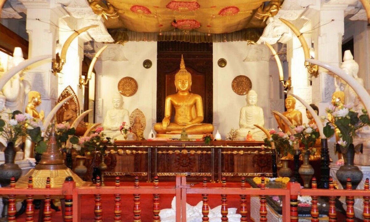 В городе Канди, Храм Зуба Будды хранит священную реликвию зуба Будды, привлекая паломников со всего мира. Здесь ежедневно проходят церемонии поклонения, а летом — фестиваль Эсала Перахера.