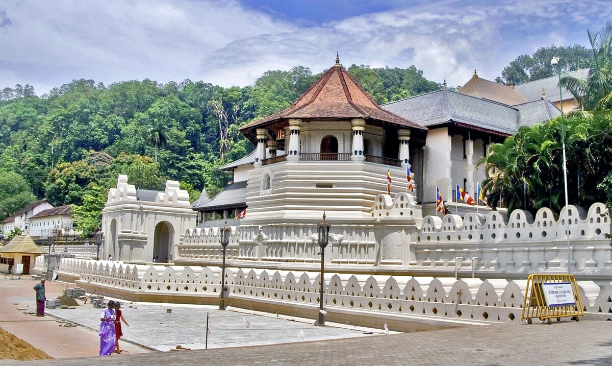 В городе Канди, Храм Зуба Будды хранит священную реликвию зуба Будды, привлекая паломников со всего мира. Здесь ежедневно проходят церемонии поклонения, а летом — фестиваль Эсала Перахера.