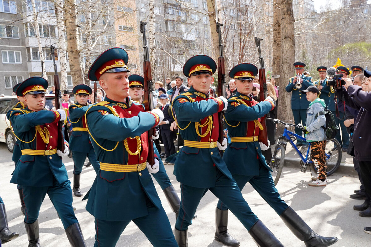 В Новосибирске «Единая Россия» организовала парад у дома ветерана Владимира  Синягина | Новосибирская вЕРсия | Дзен