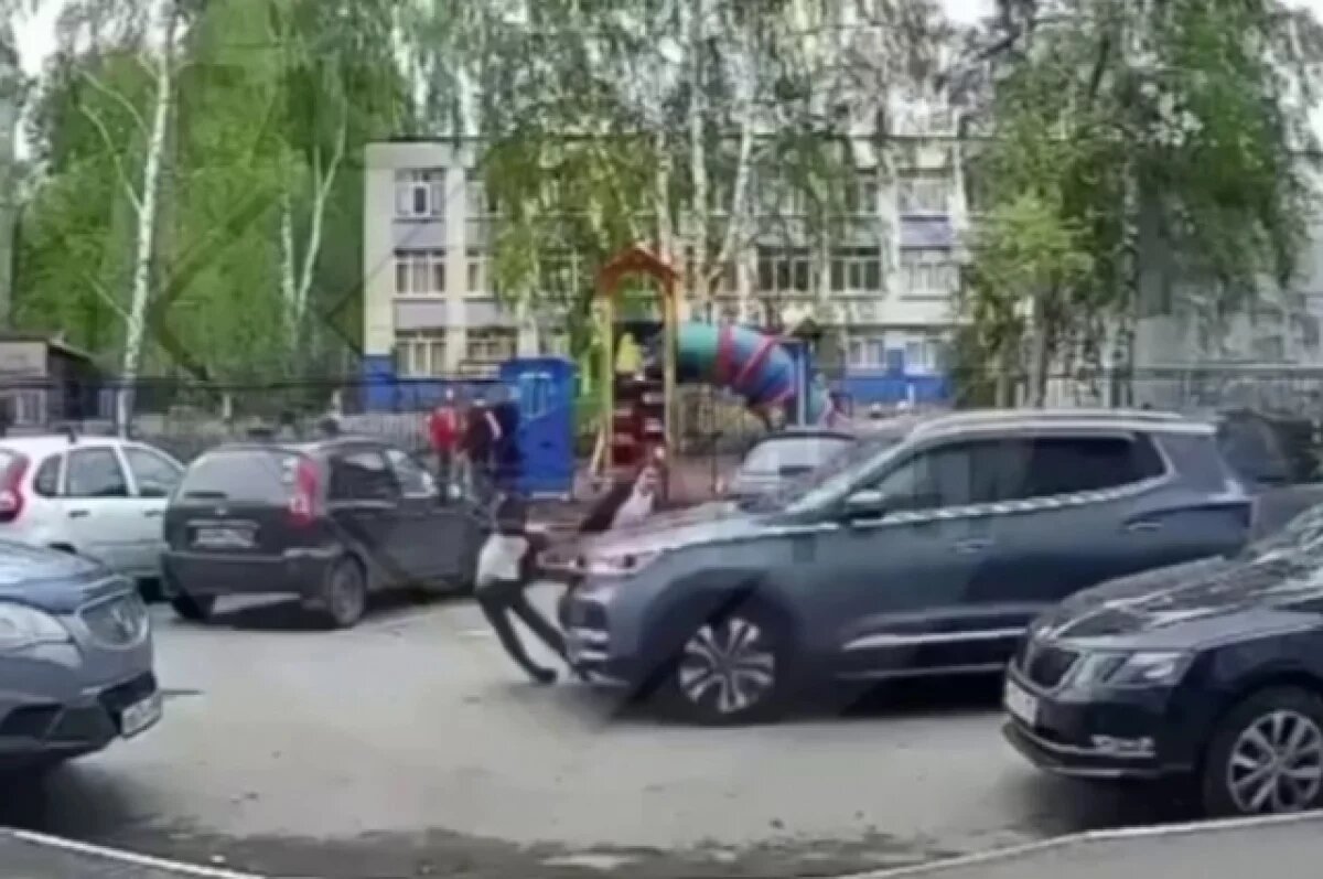    Внедорожник в Уфе задавил ребенка, который выбегал с детской площадки