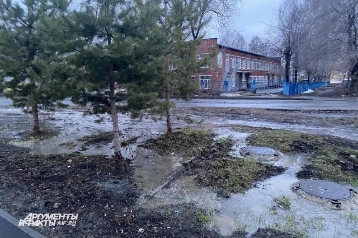 Жилые дома в посёлке Синдор затапливает зловонными водами из канализации |  АиФ-Коми | Дзен