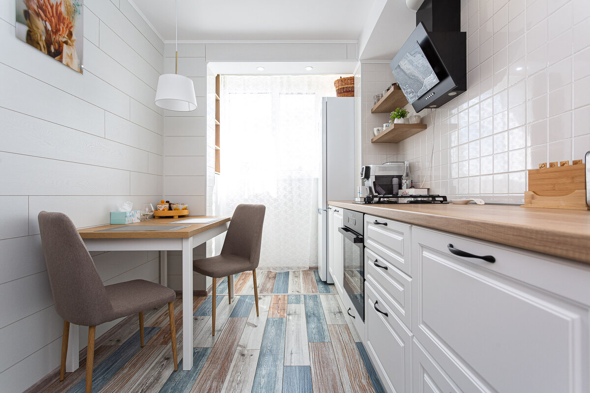 Деревянный обеденный стол