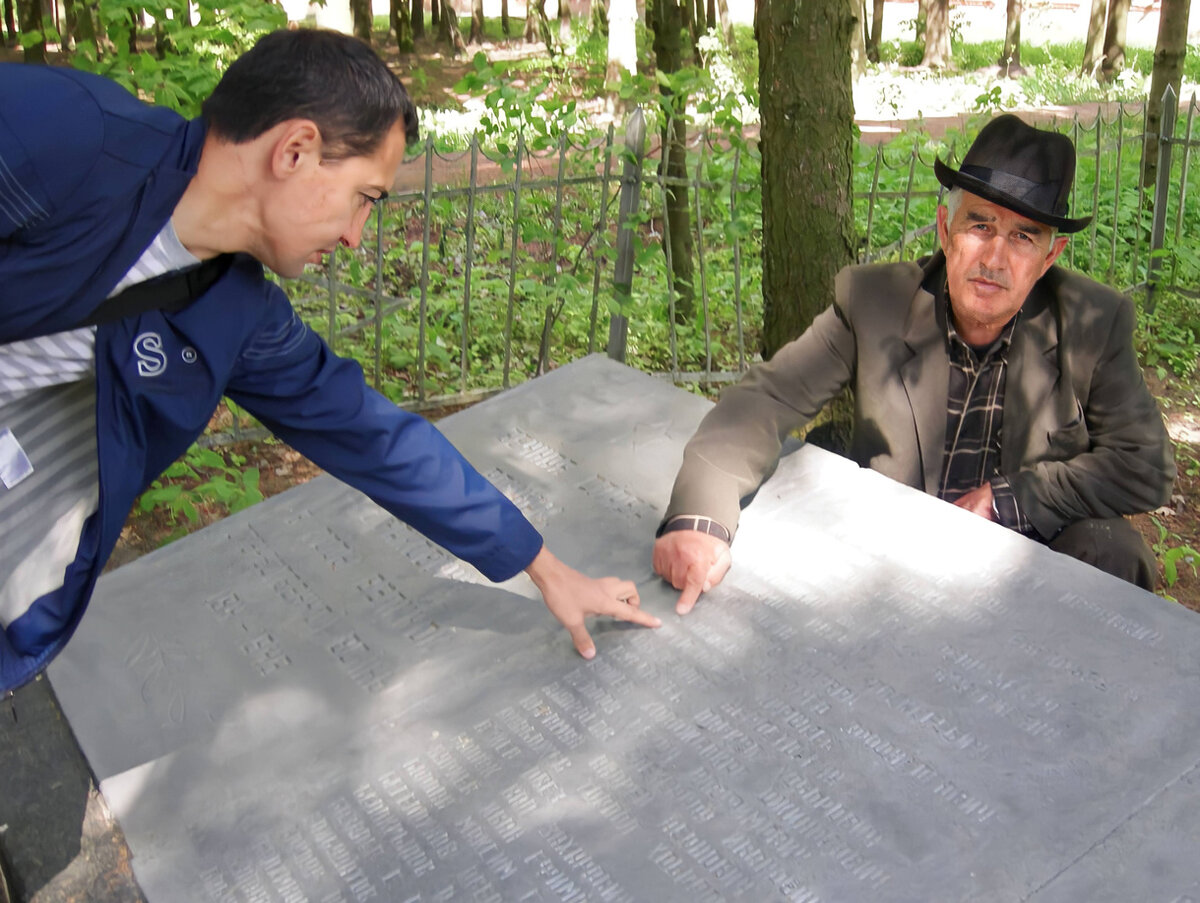 У братской могилы, где похоронен Магомед Алакаев, в Раковичах