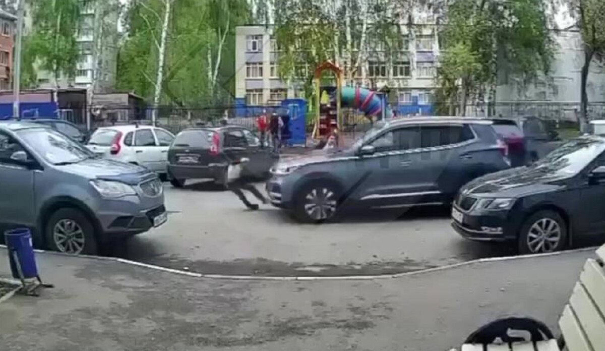    Появилось видео с моментом наезда на ребенка в уфимском дворе