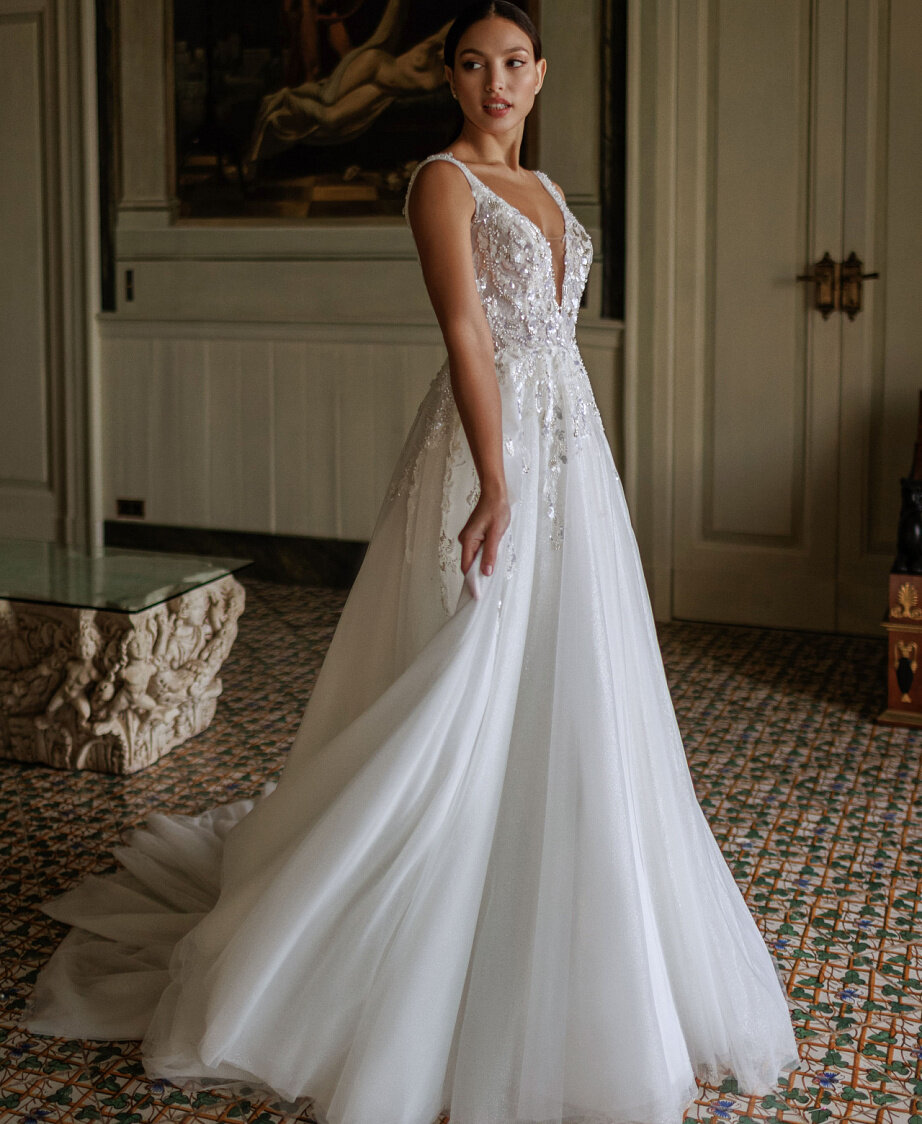 Силуэт А-формы может быть разным: от откровенных моделей с глубоким декольте и разрезами до закрытых платьев с рукавами, подходящих для венчания