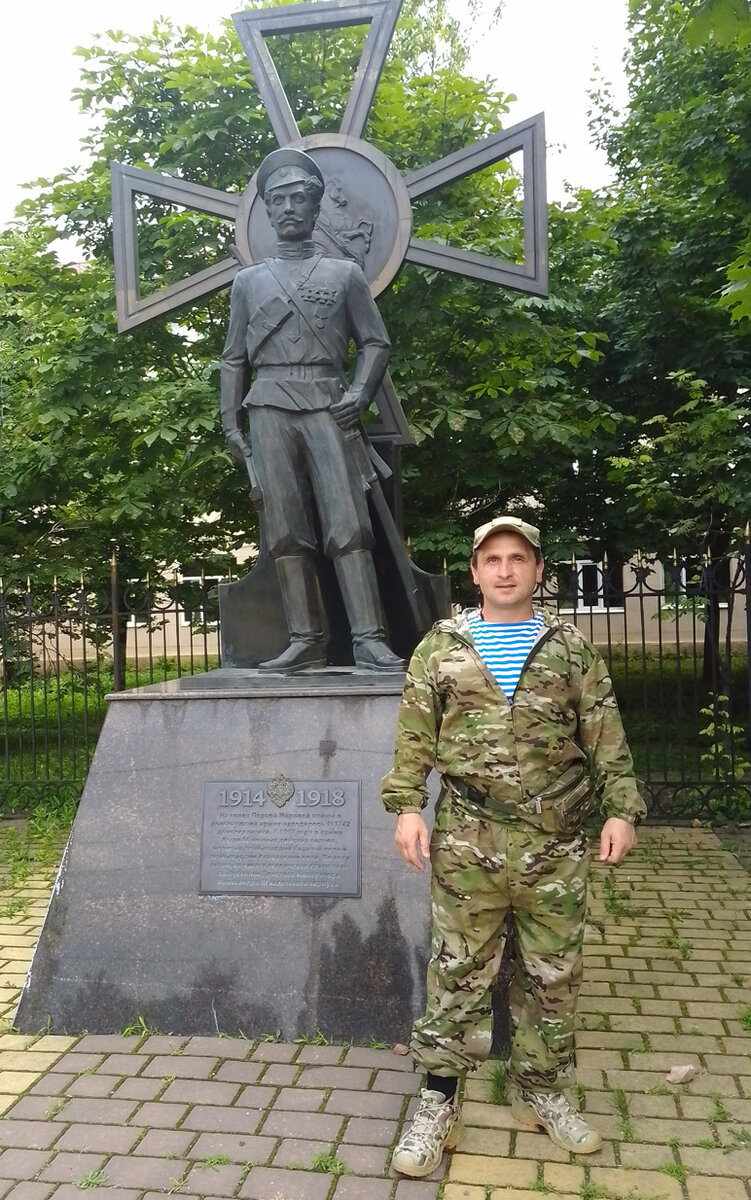 Вячеслав Пашанов возле памятника казакам, ставшим георгиевскими кавалерами в Первую мировую войну, в Новочеркасске
