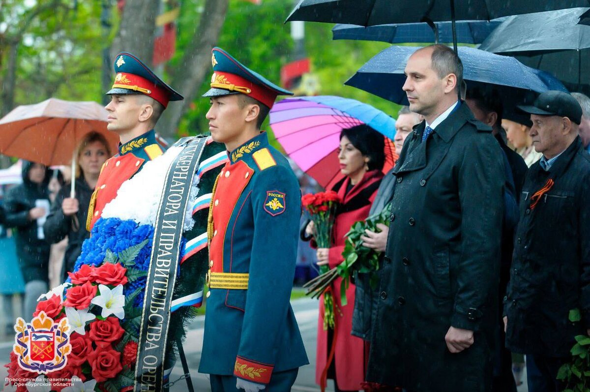  📷    Оренбуржцы накануне Дня Победы возложили цветы к памятникам и мемориалам Кристина Просвиркина