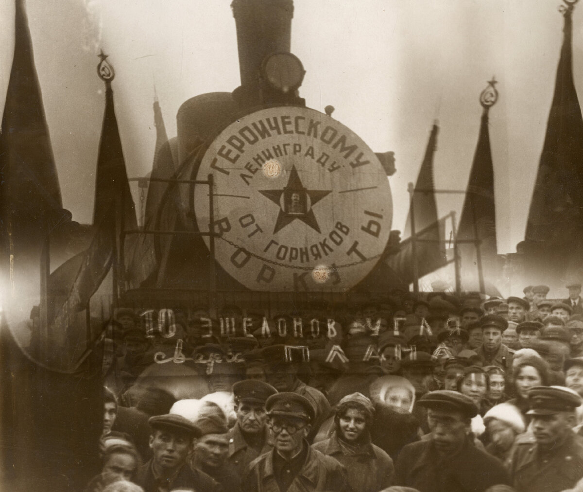 Горняки Воркуты отправляют в Ленинград 10 эшелонов угля сверх плана